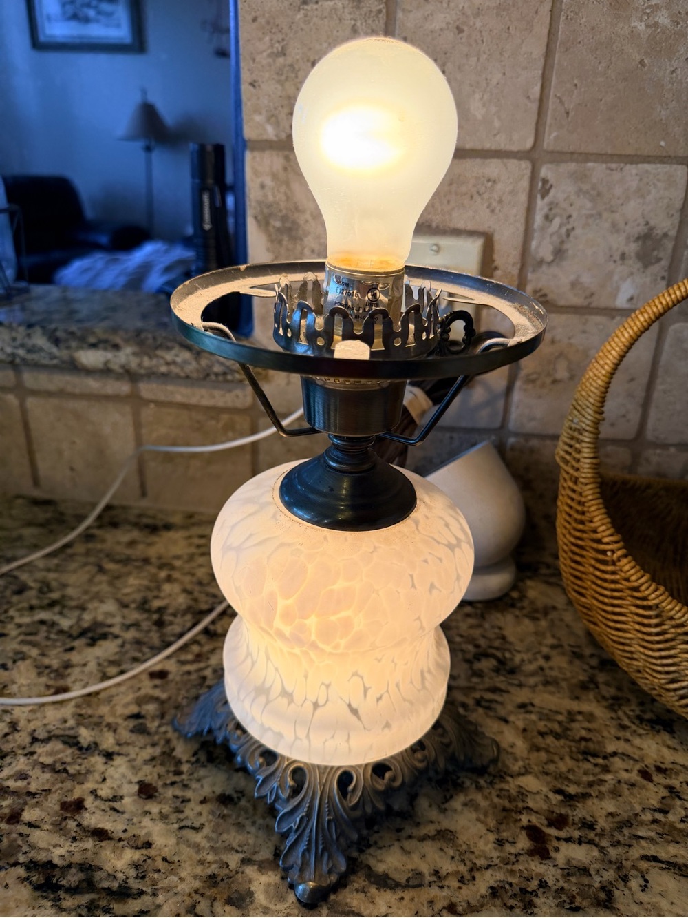 Vintage-Style frosted White/Mottled Glass Table Hurricane Parlor Lamp Works